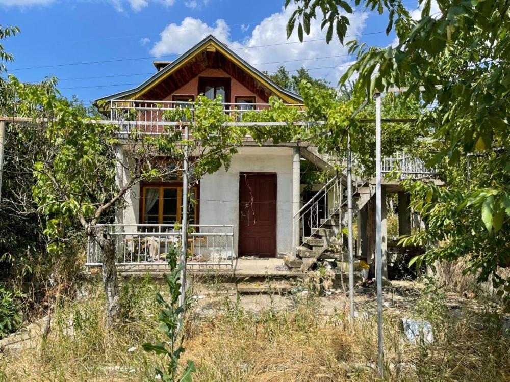 Luxury tent къща в казанлък, 2 с 3 легла без ток и вода, външна тоалетна, всеки чисти след себе си! House In 2-rooms & 3 Beds, No Electric, Water Or Wc, Use Outhouse, Bring Water, Tidy After Yourself Kazanlak